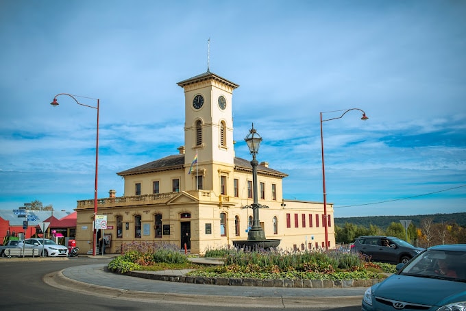 Daylesford post office and roundabout at Vincent St